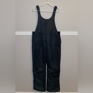 Ski/snowboard Overalls in black.